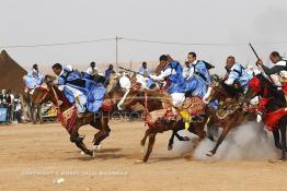 Image du Maroc Professionnelle de  Course typiquement marocaine dite ''la Fantasia'' organisé dans un site désertique sur lequel la ville de Tan Tan a toujours accueilli la majorité des tribus et des grandes familles nomades du désert lors d'un grand moussem, Samedi 24 Mars 2012. (Photo / Abdeljalil Bounhar)

 